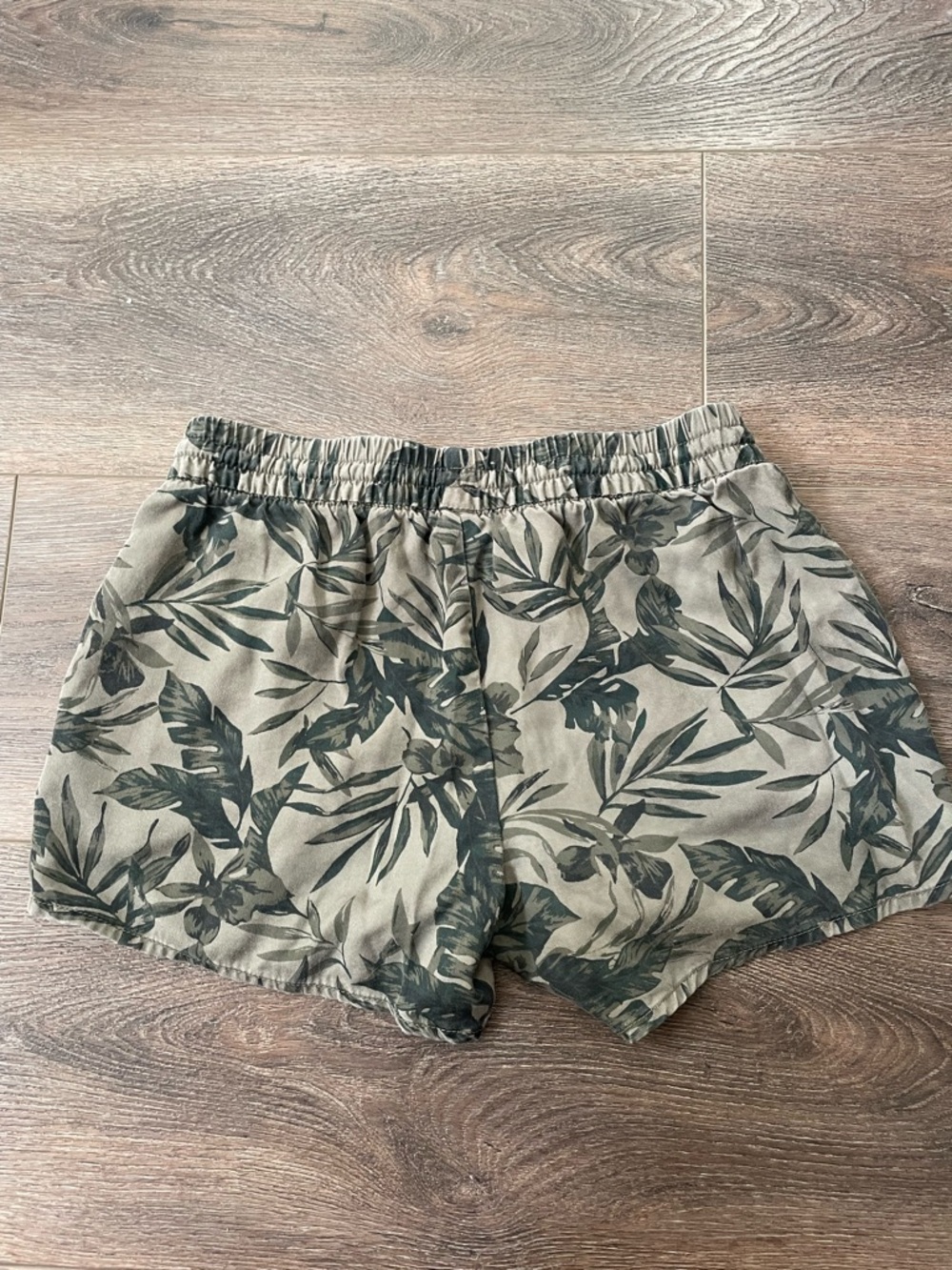 Women’s Olive Green old Navy Tropical Print Elastic Waist Shorts with pockets